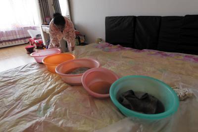 白朗楼上漏水，住户失联，小区没物管，业主维权难！律师来支招……